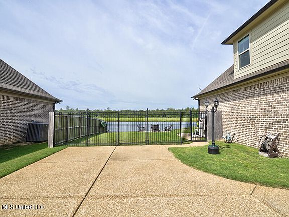 3rd image of 1123 Broadwing Cir N