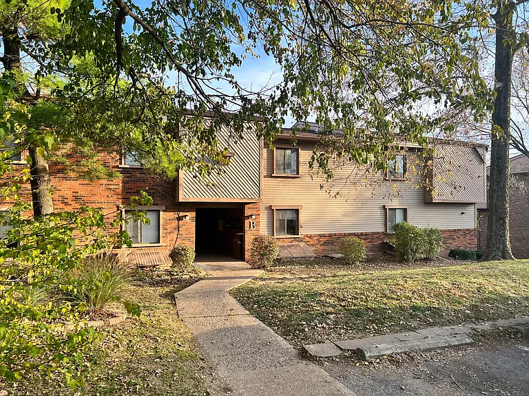 100 Woodhenge Dr — Photo 2