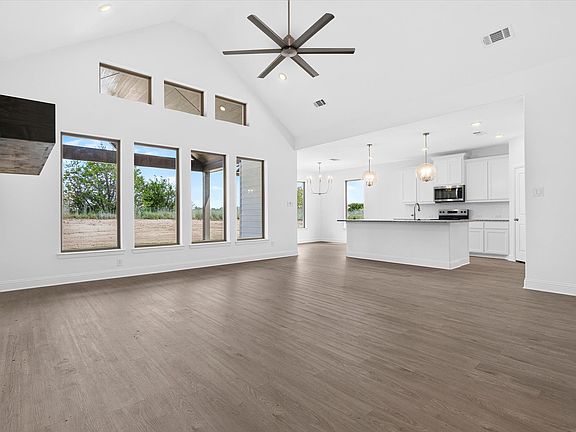 3rd image of 1001 Leo Ln