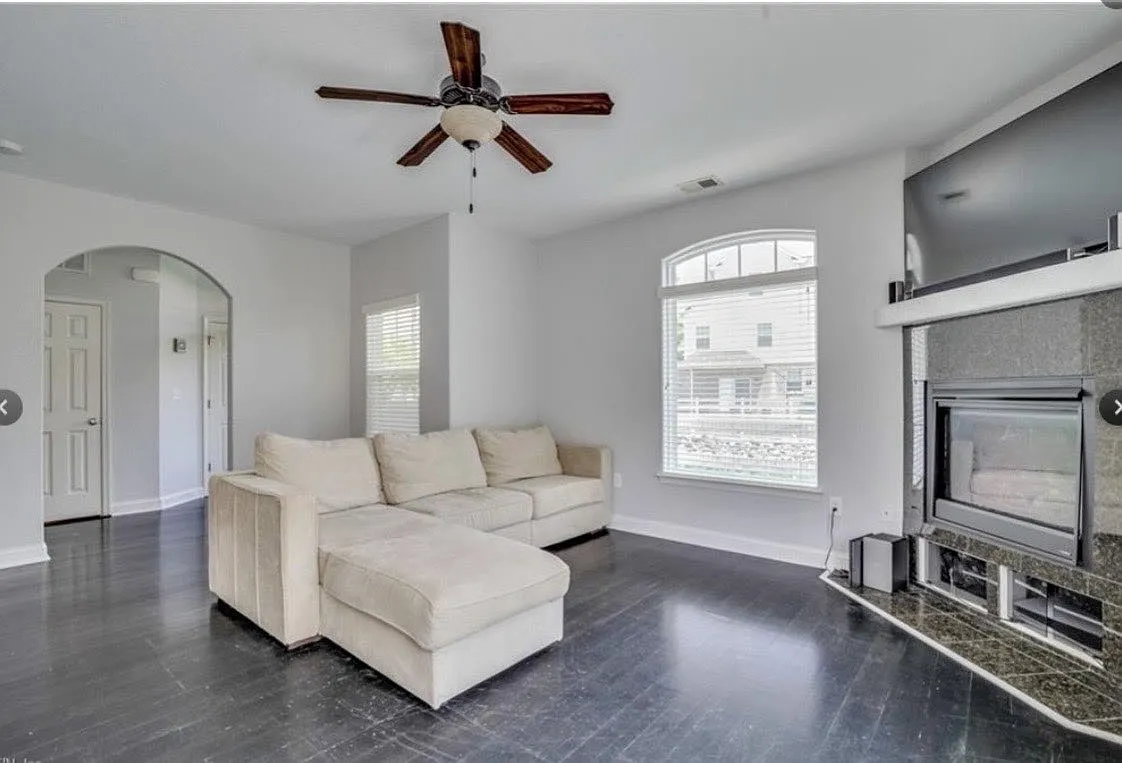 3 bed, 2193 sqft, $3,000 — Photo 1