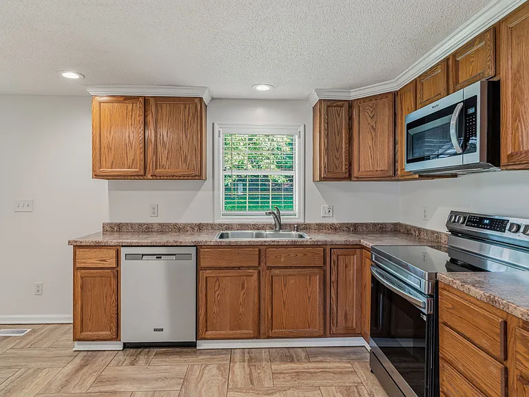 1229 Everett Rd — Photo 13