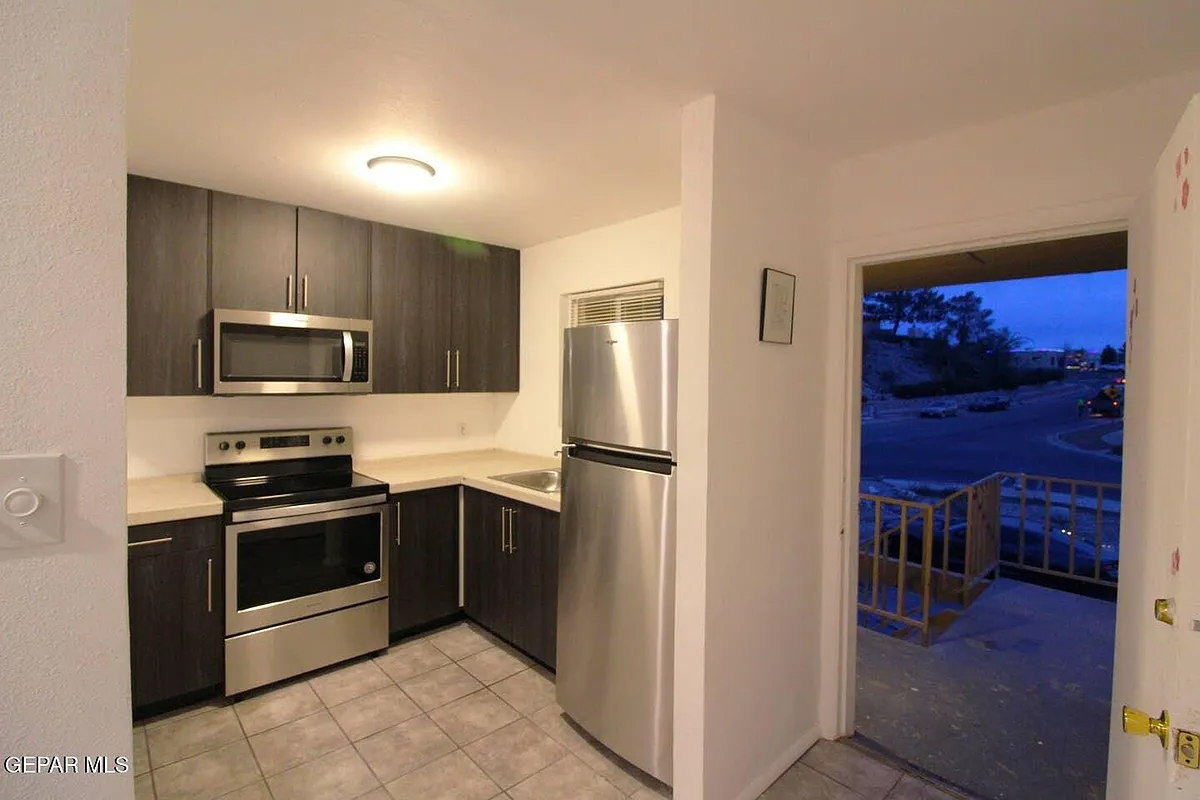 Building Photo - 5200 Carousel Dr #3