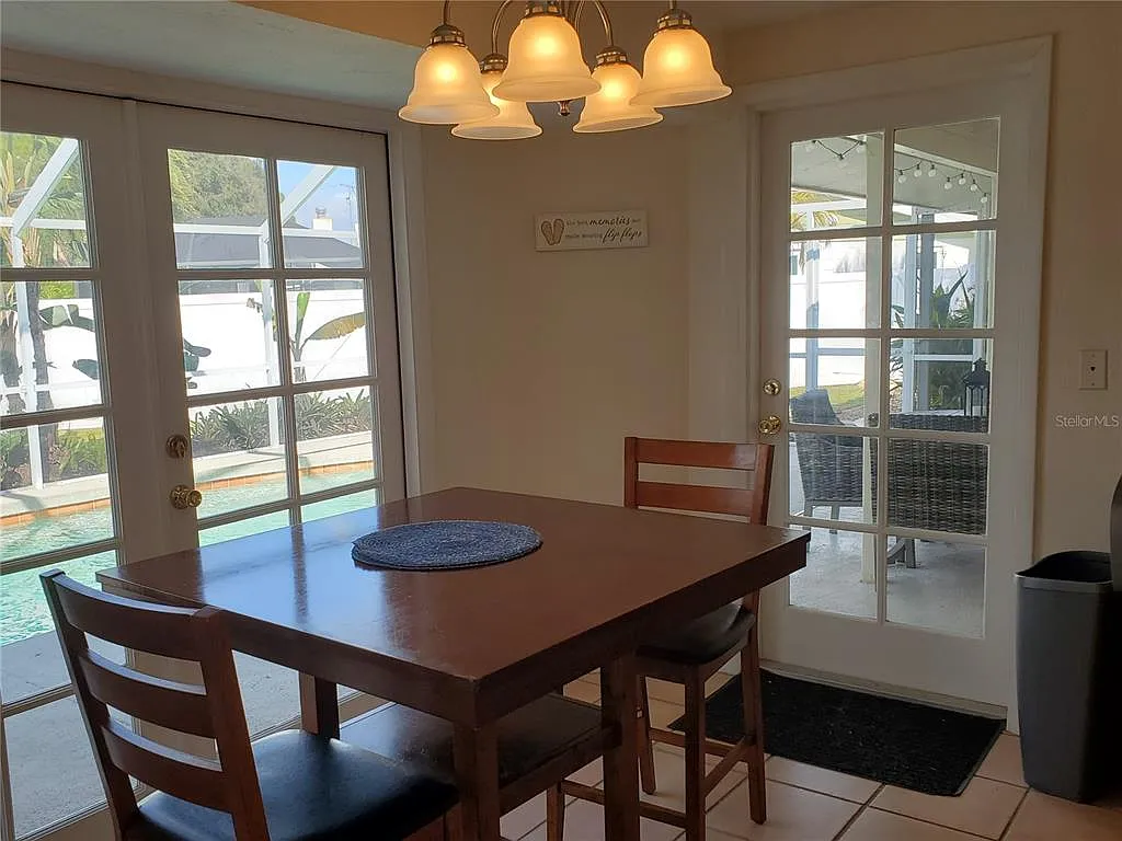 3 bed, 2.0 bath, 1407 sqft, $3,000 — Photo 2