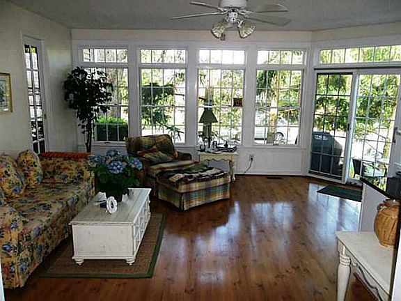 5th image of 136 W Stafford Ave