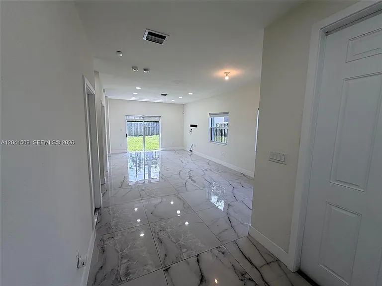 268 SE 31st Ave — Photo 15