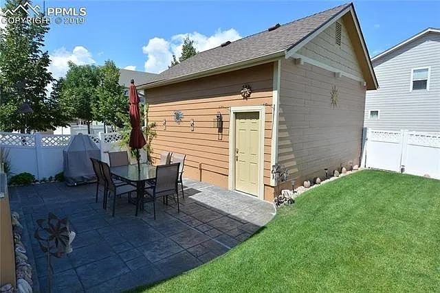 2202 Hanham Dr — Photo 6