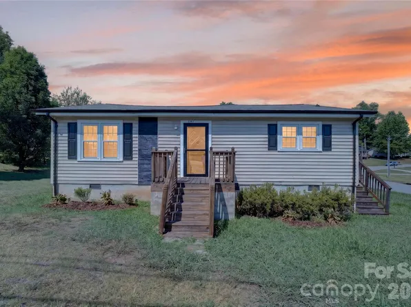 893 7th Street Dr SE, Hickory, NC 28602
