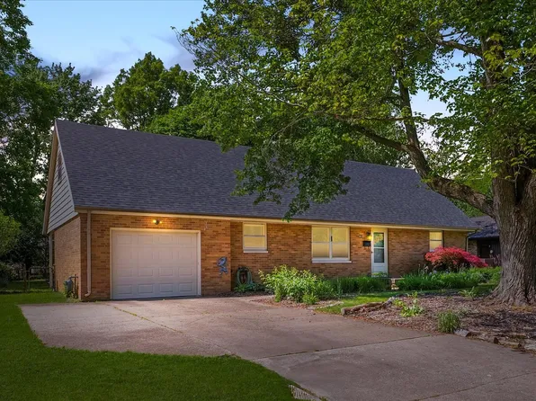 401 W Evergreen Ct, Urbana, IL 61801
