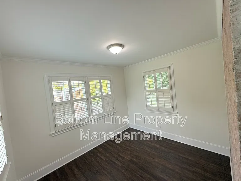 114 W College St — Photo 4