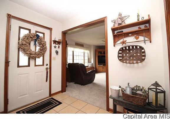 2nd image of 140 Lincolnwood Dr