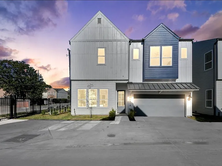 8904 Sunshine Laverne Ln — Photo 1