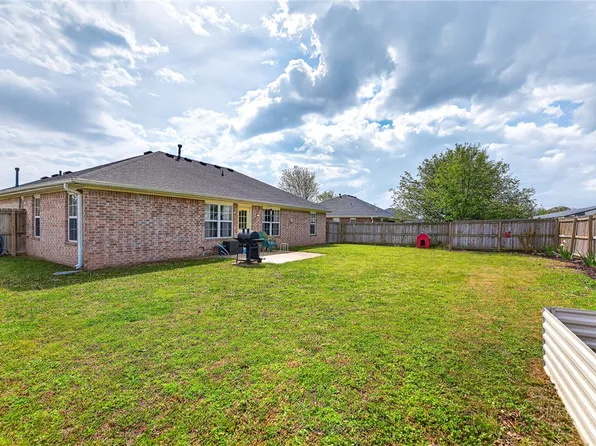 551 Steepro Dr, Centerton, AR 72719