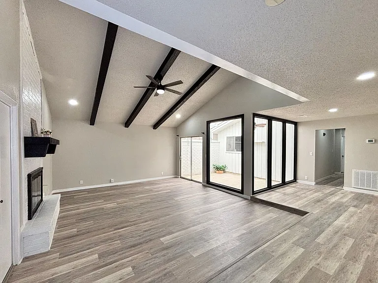 5202 Metcalf — Photo 3