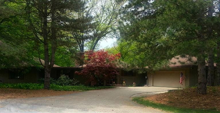 2nd image of 525 Greentree Ln NE