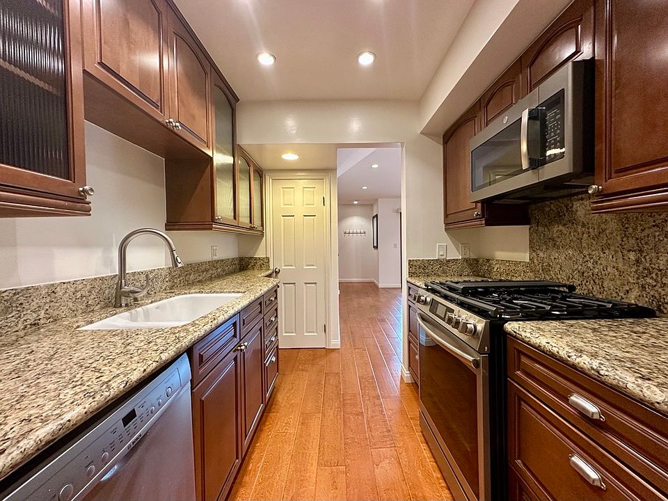 1st image of 907 12th St APT 4