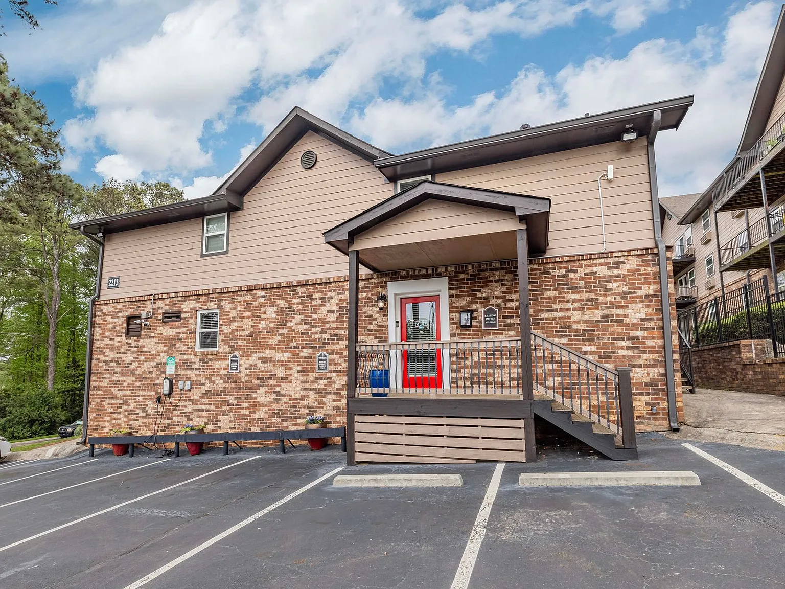 Hampton Hall | Comfort, Convenience, & Community All In One — Photo 1