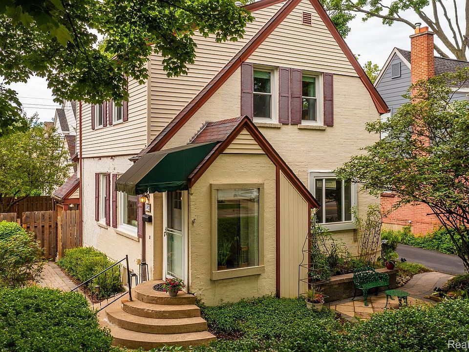 1st image of 392 W Lincoln Ave