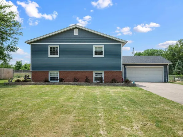 102 Andrea Ct, Cleveland, IL 61241