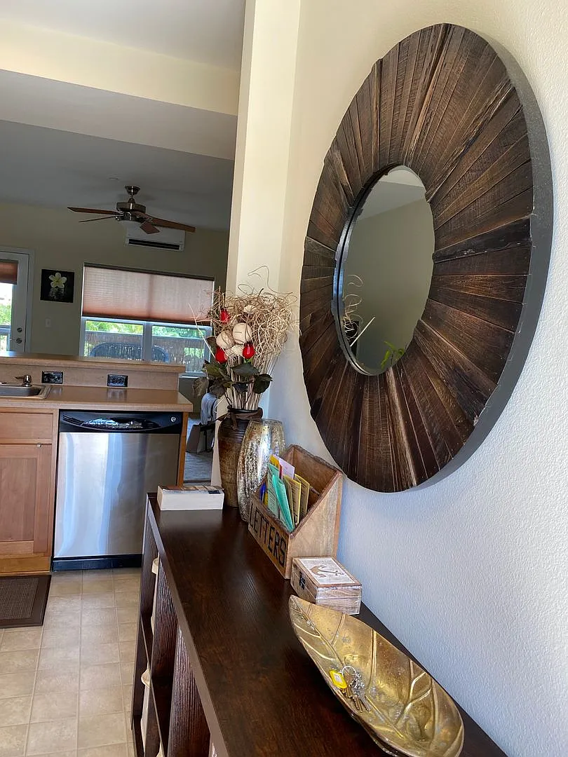 Breakers 1 Bedroom, Furnished — Photo 3