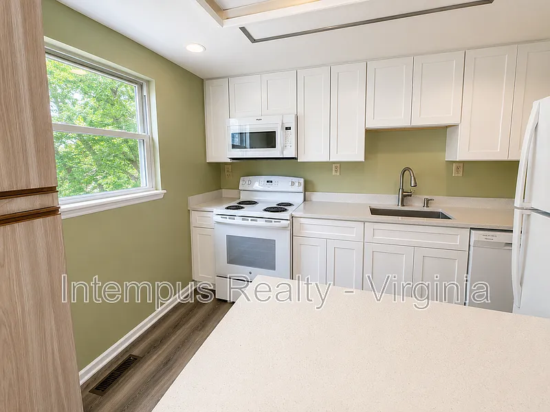3 bed, 2.5 bath, 1229 sqft, $3,250 — Photo 3