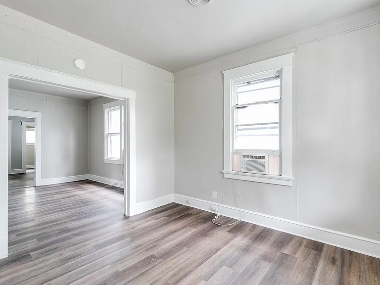 215 E 35th St — Photo 5