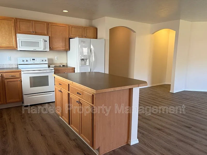 3 bed, 2.0 bath, 1696 sqft, $2,195 — Photo 4