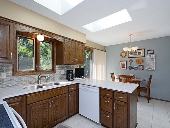 3rd image of 9910 Linden Dr