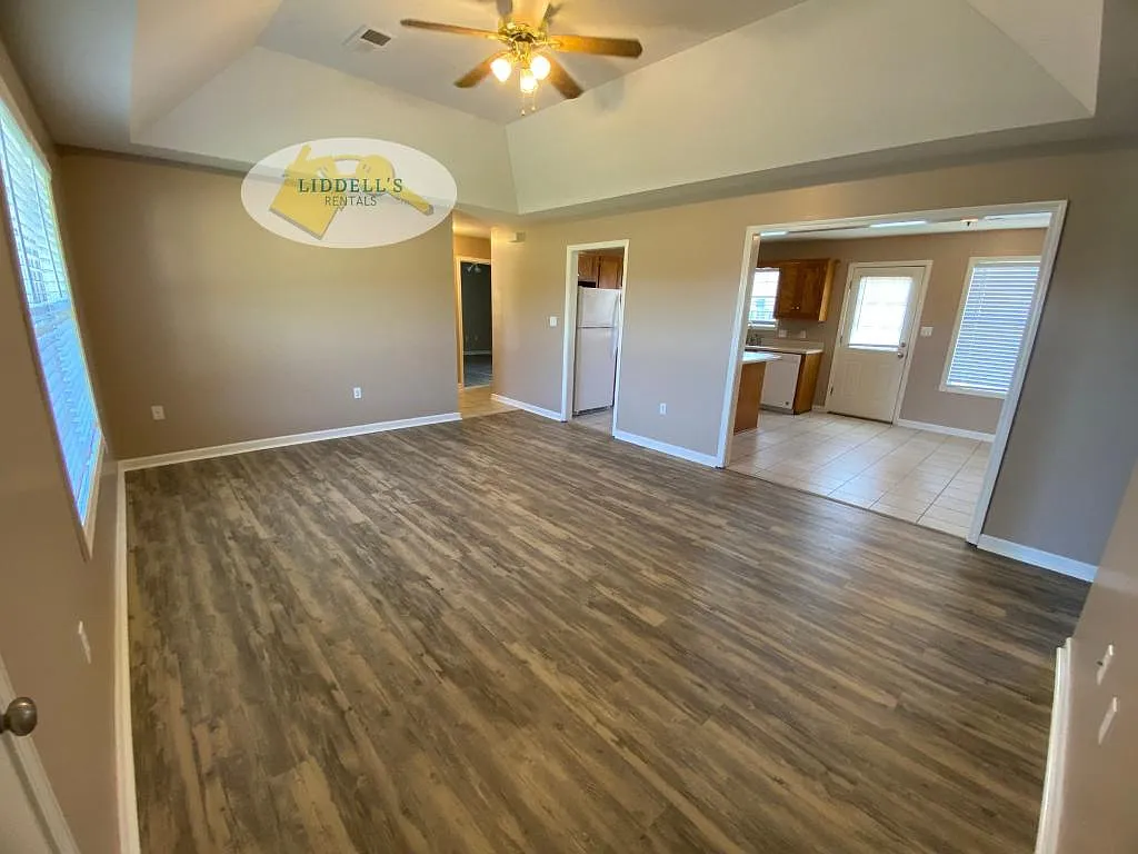 803 Kirkwood Dr — Photo 3