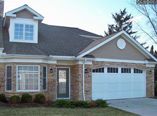 16 Somerset Dr, Rocky River, OH