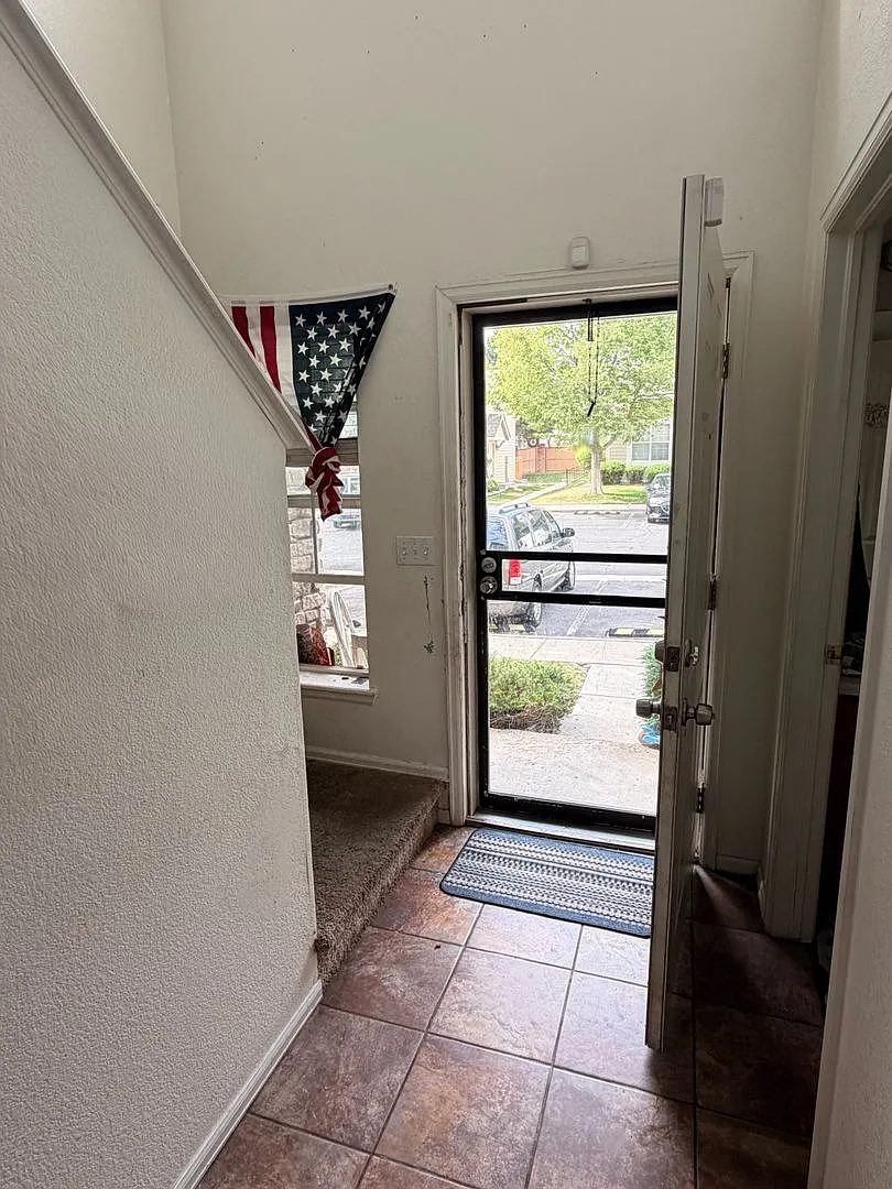 Spacious Aurora Townhome Convenient Location! — Photo 2