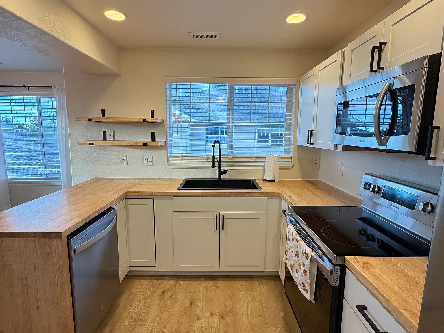 2 bed, 1051 sqft, $2,000 — Photo 3