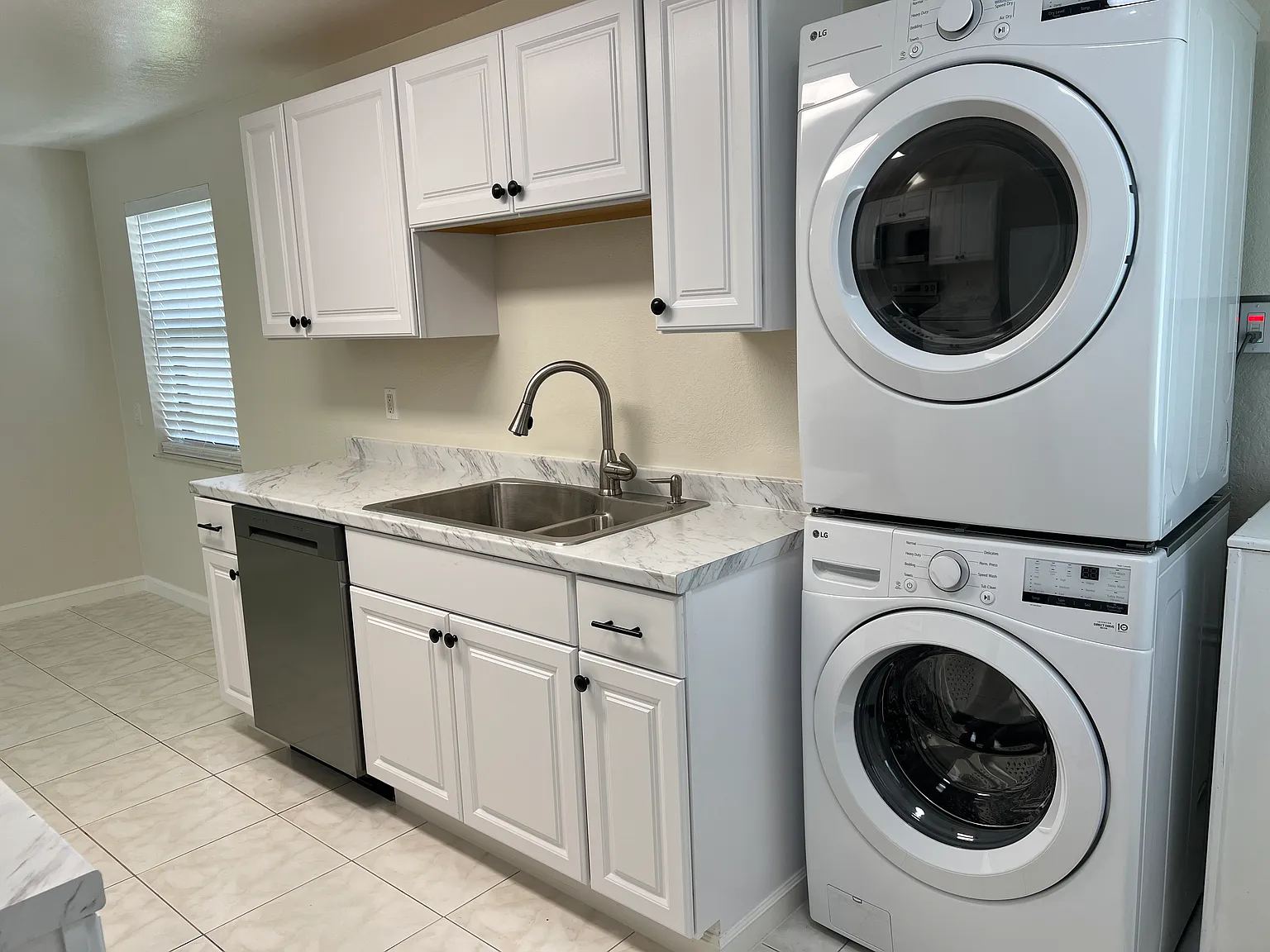 3 bed, 1000 sqft, $2,450 — Photo 3