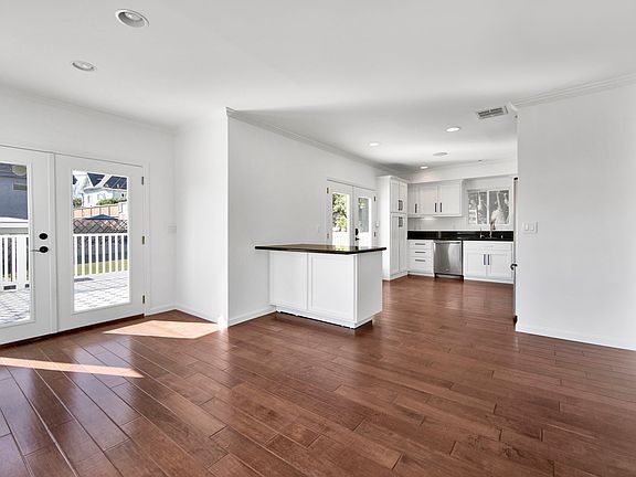 4th image of 2124 Reservoir St