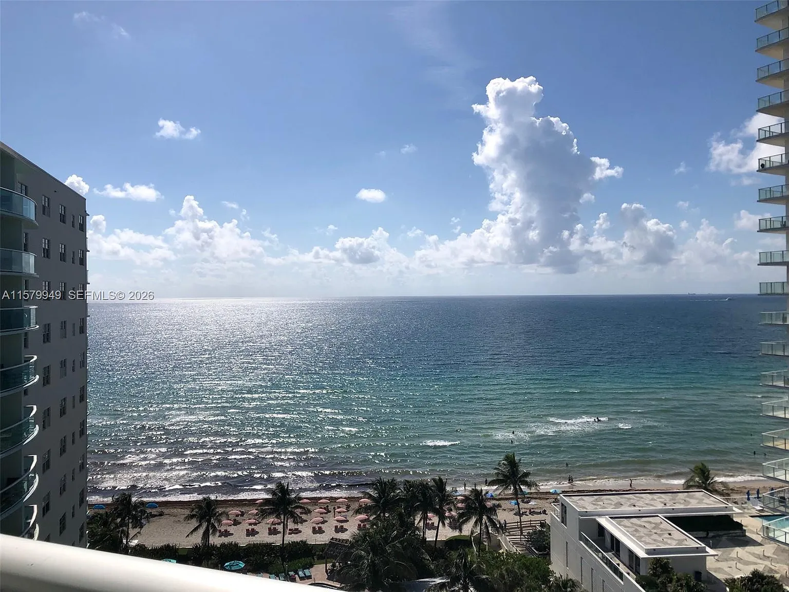 Tides On Hollywood Beach — Photo 1
