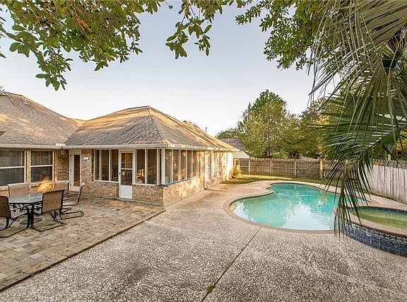 3rd image of 819 Harmony Ln