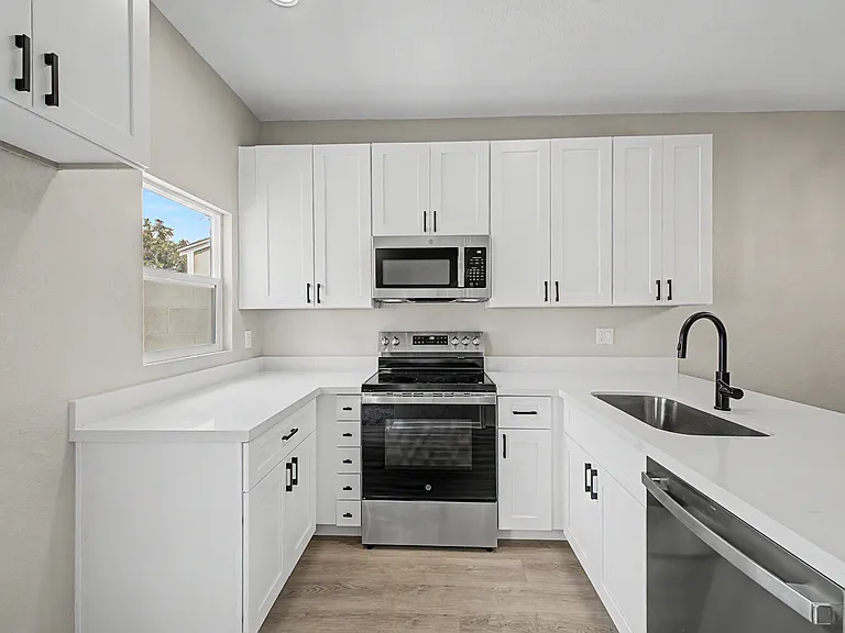 1601 N Saba St — Photo 7