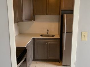 425 Kerr St #102, Oakville, ON L6K 3C2