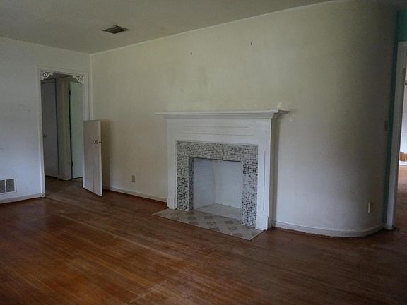2nd image of 906 Bordeau Ave W