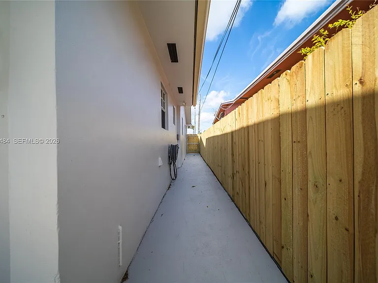 501 SW 120th Ave — Photo 16