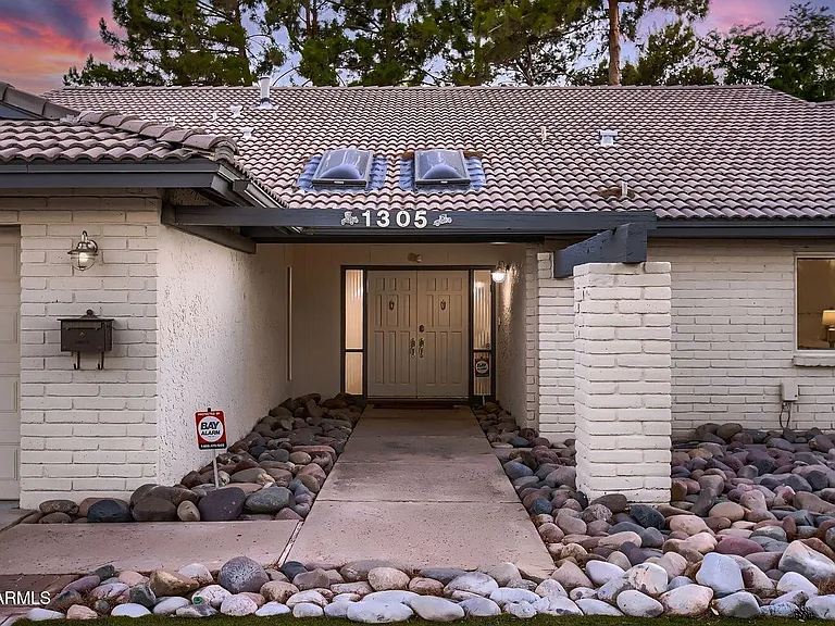 1305 E Steamboat Bend Dr — Photo 3