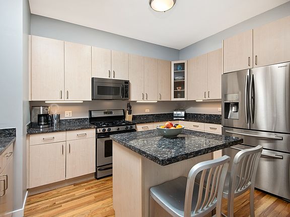 4th image of 4118 N Lincoln Ave Unit 301