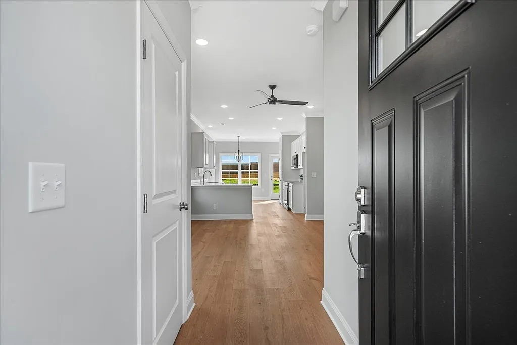 2 bed, 1057 sqft, $1,900 — Photo 4