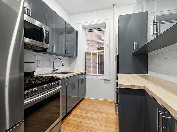 4th image of 3320 Bainbridge Ave #1
