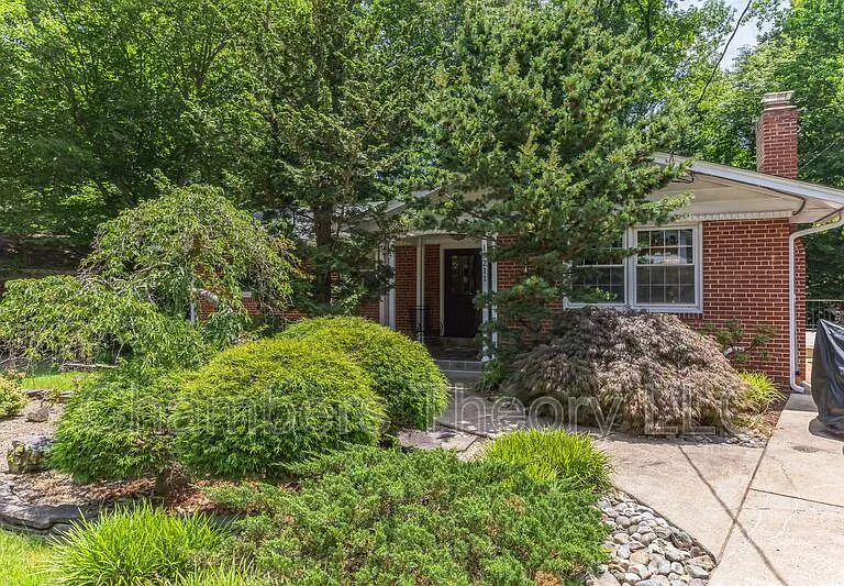 10211 Fox Ln — Photo 13