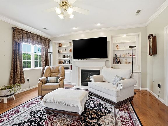 3rd image of 3043 Willowbrook Way