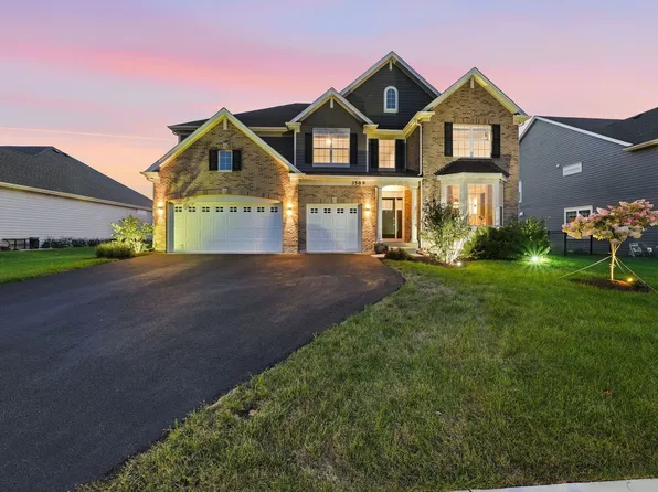3589 Emerald Rd, Elgin, IL 60124