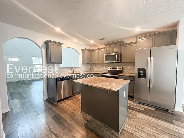 4711 Pompano Ln — Photo 2