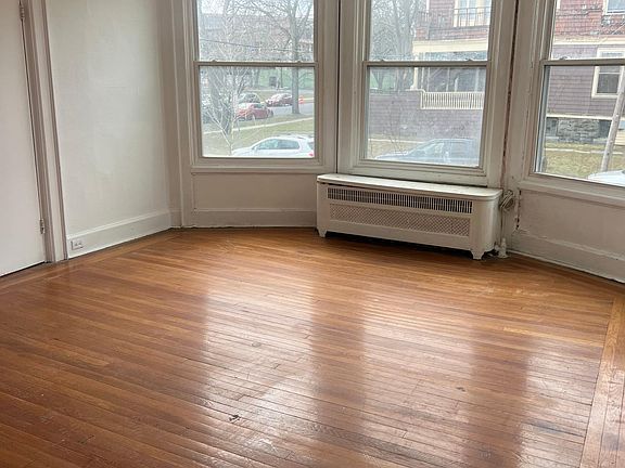 3rd image of 127 S Lake Ave APT 1