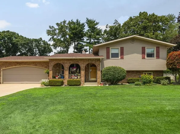 52526 Farmingdale Dr, Granger, IN 46530