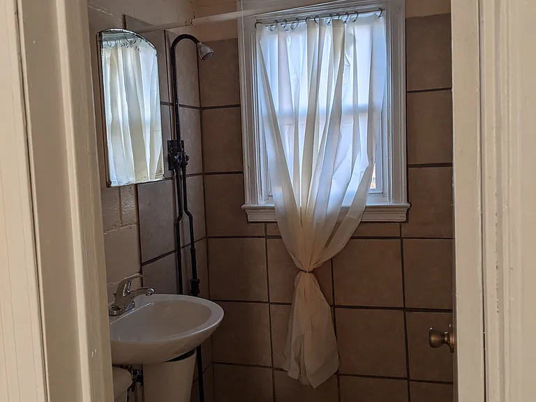 2943 Schofield Ave — Photo 3